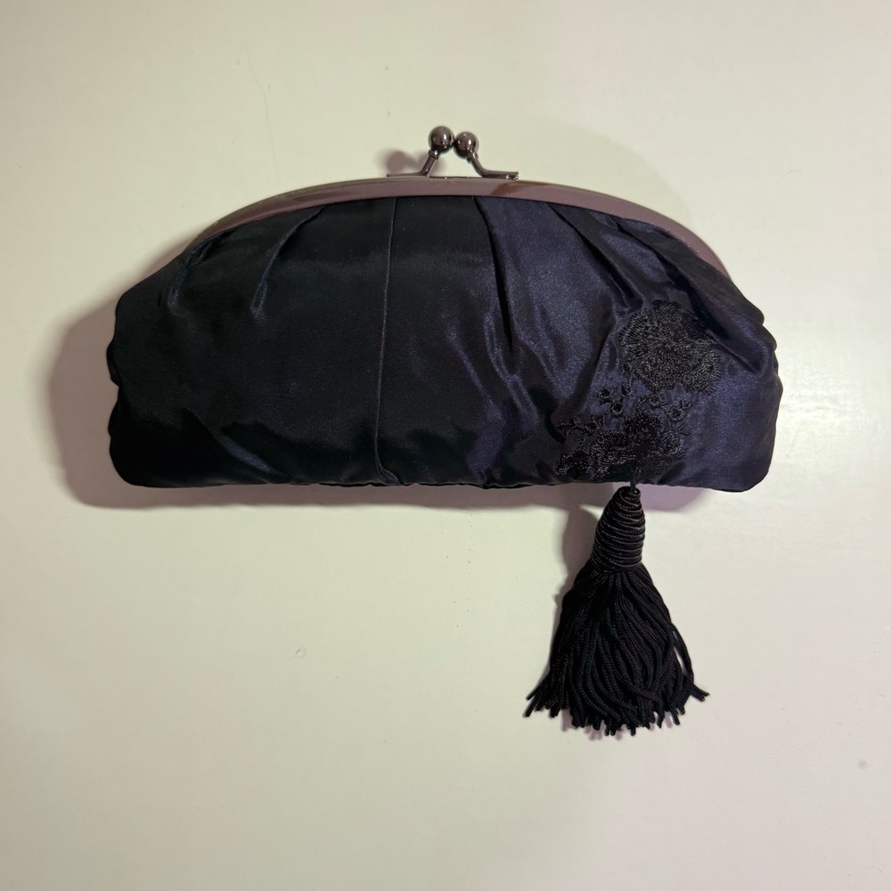 VINTAGE ELEGANT NAVY/BLACK CLUTCH WITH EMBROIDERED FLOWERS & TASSEL